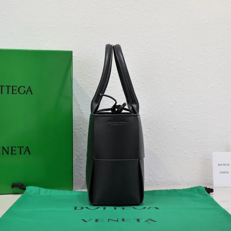 Batch 1760 medium arco pebbled grain, BottegaVeneta# official website latest pebbled grain cowhide with suede lining, SLIP tote handbag, and the logo has been changed to the side 😍The oversized woven design really makes it a huge gap from ordinary tote bags 🔗🔗Different color combinations for the inner and outer layers ⛓Daniel Lee leads the brand's DNA to continue to evolve with fresh inspiration🧬🧬showing a balanced style of luxury and reality👉: 30*20*12 Model: 9893#